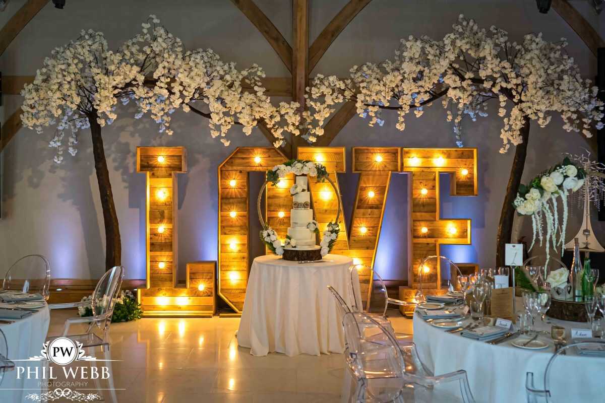 wedding cake at Redhouse barns wedding venue